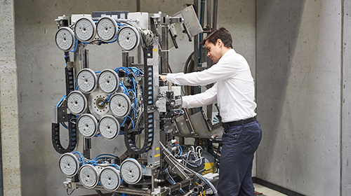 Der Kletterroboter MAFRO steigt Wände selbstständig hoch und vermisst oder reinigt die Oberfläche, etwa in kerntechnischen Anlagen. (Foto: Amadeus Bramsiepe, KIT)