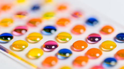 Array of microdroplets with different reagents on the synthesis platform of the chemBIOS chip. (Photo: Maximilian Benz, KIT)