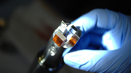Elektro-optischer Kristall für das Erfassen der extrem kurzen Elektronenimpulse in modernen Teilchenbeschleunigern. (Foto: Nicole Hiller, KIT)