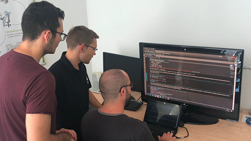 In der Praxisphase des Labors für angewandte Machine Learning Algorithmen haben die Studierenden Zeit, das Gelernte in eigenen Projekten umzusetzen. Bei Bedarf geben Betreuer Hilfestellung. (Foto: J.Ballach/ C.Wetzel, KIT).