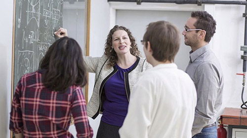 Die Tenure-Track-Professur macht den Weg zur Professur für junge Wissenschaftlerinnen und Wissenschaftler erheblich transparenter und planbarer (Foto: Andrea Fabry, KIT)