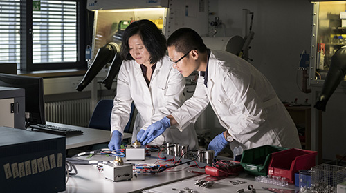 Zhirong Zhao-Karger (links) und Zhenyou Li (rechts) aus dem Exzellenzcluster POLiS (Post Lithium Storage Cluster of Excellence) gelang es, vielversprechende Elektrolyte für Calciumbatterien herzustellen. (Foto: Markus Breig/KIT)