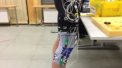 Mobile Sensoren messen die Bewegung des Kniegelenks. Die Messwerte bilden die Trainingsdaten für Algorithmen des maschinellen Lernens, um die Belastung des Kniegelenks schätzen zu können. (Foto: KIT)