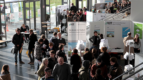 Informationen zum Studium am KIT erhalten Schülerinnen und Schüler unter anderem im Foyer des Audimax. (Foto: Eva Pailer, KIT)