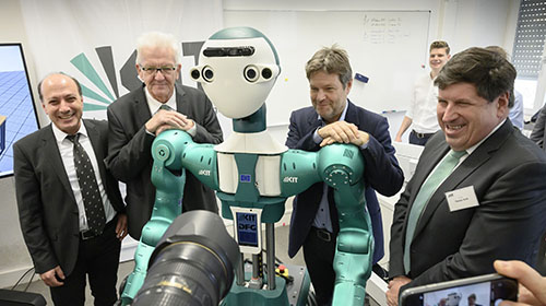 Zu Besuch am KIT beim Intelligenten Roboter ARMAR-6 ( v.l.n.r.): Tamim Asfour, KIT, Ministerpräsident Winfried Kretschmann, Bundesvorsitzender der Grünen Robert Habeck, Vizepräsident des KIT Thomas Hirth (Foto: Markus Breig, KIT )