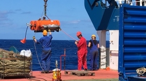Using an ocean floor seismometer, the researchers recorded the seismic signals in the Caribbean. (Photo: Andreas Rietbrock, KIT)