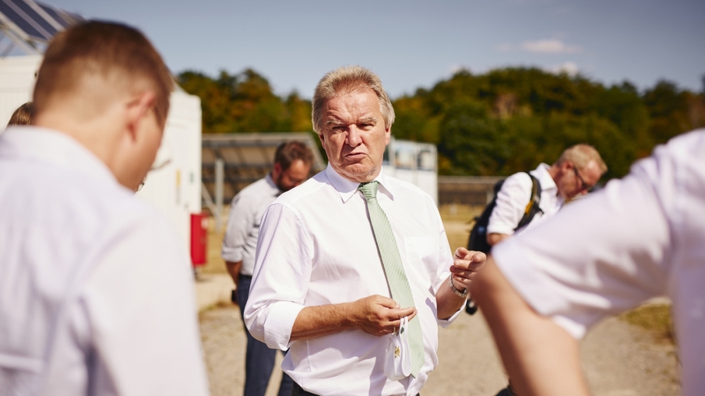 Der baden-württembergische Umweltminister Franz Untersteller war zu Besuch am KIT, um sich unter anderem über die Forschung am Energy Lab 2.0 zu informieren. (Foto: Magali Hauser, KIT)