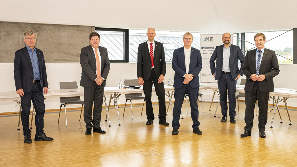 From left: Dr. Thomas Rettich (Trumpf), Professor Thomas Hirth, Professor Sven Matthiesen, Professor Holger Hanselka (all KIT), Professor Thomas Schneider und Dr. Heinz-Jürgen Prokop (both Trumpf)