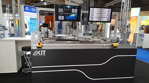 Demonstration of the system developed at KIT for fully automatic wear control of ball screws using artificial intelligence. (Photo: KIT)