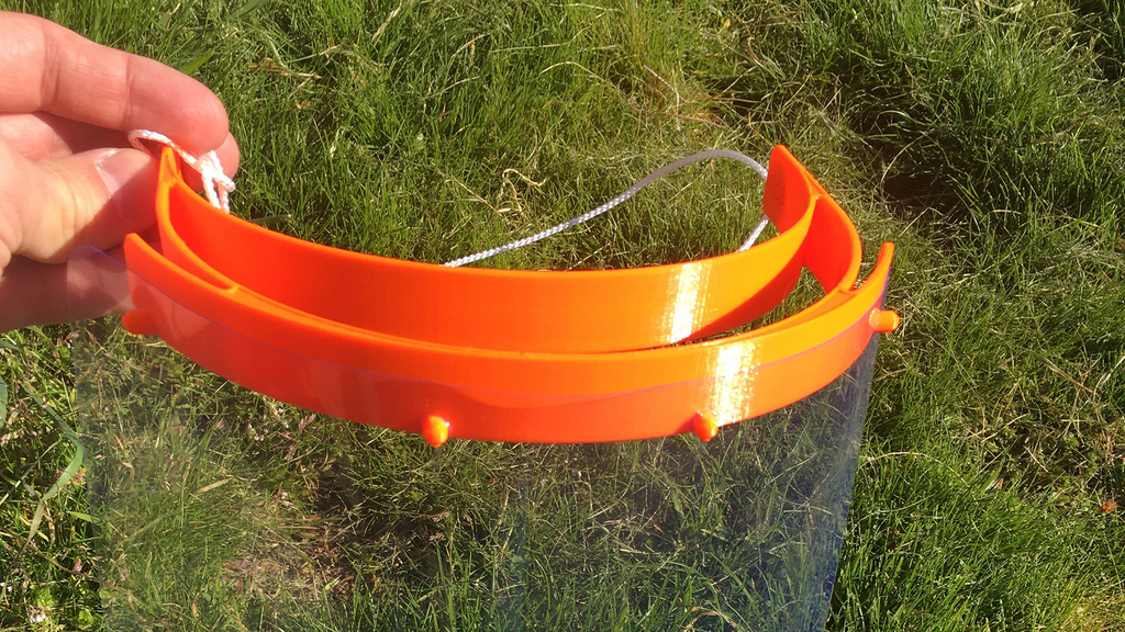 The production of a visor by 3D printing takes about three hours per piece. (Photo: wbk, KIT)