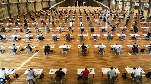 The Schwarzwaldhalle of the Messe Karlsruhe offers space for up to 249 examinees at the same time while maintaining the safety distance (Photo: Markus Breig, KIT)