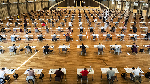 Die Schwarzwaldhalle der Messe Karlsruhe bietet unter Einhaltung des Sicherheitsabstands Platz für bis zu 249 Prüflinge gleichzeitig (Foto: Markus Breig, KIT)