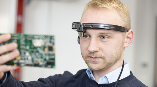 Mithilfe einer Augmented Reality-Brille versteht der digitale Assistent, was der Träger sieht. So können Maschine und Mensch in Echtzeit kommunizieren. (Foto: Tanja Meißner, KIT)