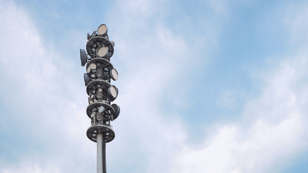 Regenmessen mit dem Mobilfunknetz: Je mehr Niederschlag fällt, desto schwächer wird das Signal, mit dem die Funkmasten Informationen austauschen. (Foto: Cynthia Ruf, KIT)