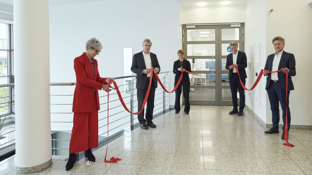 Sabine Brünger-Weilandt (FIZ Karlsruhe), Prof. Holger Hanselka (Präsident des KIT), Eva Lübke (NFDI), Prof. York Sure-Vetter (KIT, NFDI) und Dr. Frank Mentrup (OB Karlsruhe) durchschnitten das rote Band zur Eröffnung des NFDI-Direktorats in KA. (Foto:KIT)