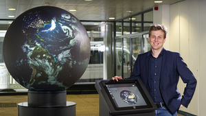 Hans Schipper, Leiter des Süddeutschen Klimabüros, und der Präsentationsglobus OmniGlobe