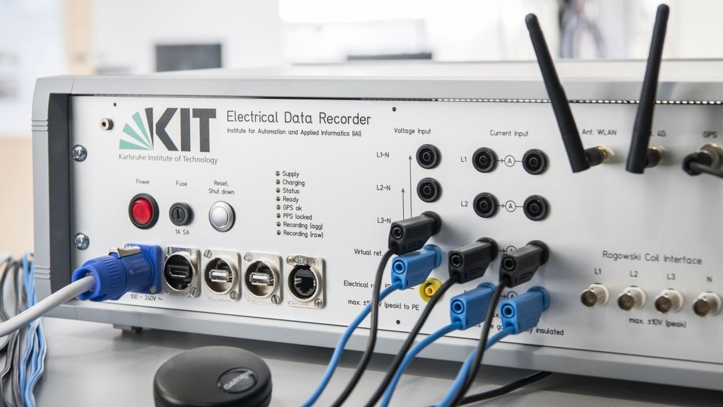 The data recorder developed at KIT uses a GPS receiver and records raw and frequency data with very high resolution. (Photo: Amadeus Bramsiepe, KIT)