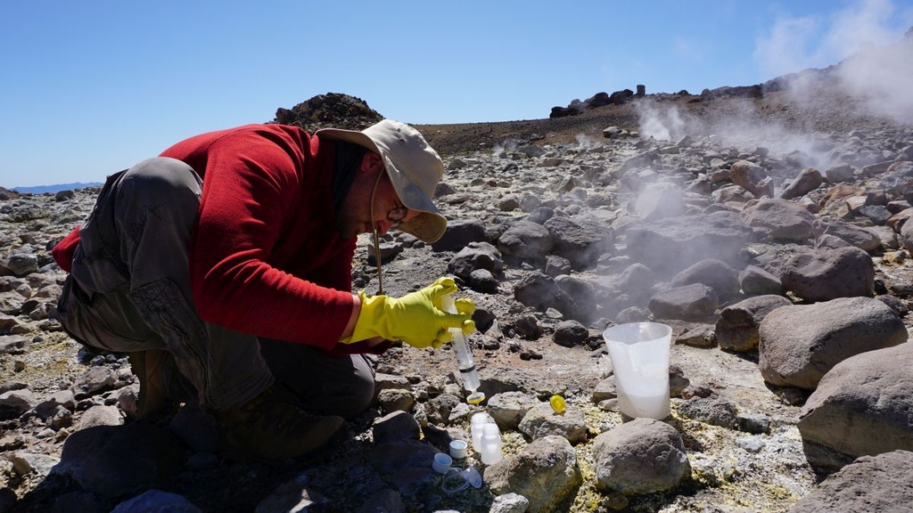 Um geeignete Standorte für die „Kombikraftwerke“ zu identifizieren, wird in BrineMine das Rohstoffpotenzial von Thermalquellen in Chile untersucht. (Foto: Valentin Goldberg, KIT) 