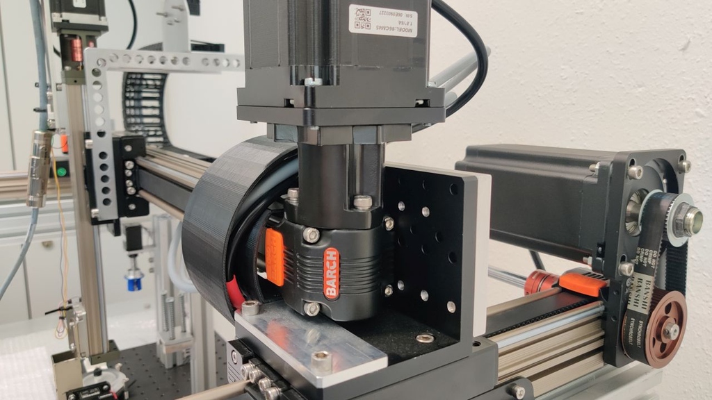 In der automatisierten Anlage sollen neue Materialien für die Wirkstoffforschung und die Materialwissenschaften durch eine Kombination aus etabliertem Equipment und Open-Hardware-Komponenten hergestellt werden. (Foto: Patrick Hodapp, KIT)