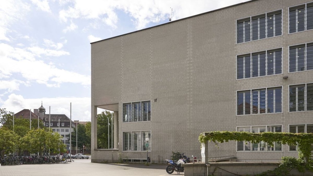 Zu den Spielstätten des Light Festival Karlsruhe gehört die unweit von Adenauerring und Durlacher Tor gelegene Nordfassade der KIT-Bibliothek (Foto: Amadeus Bramsiepe, KIT) 