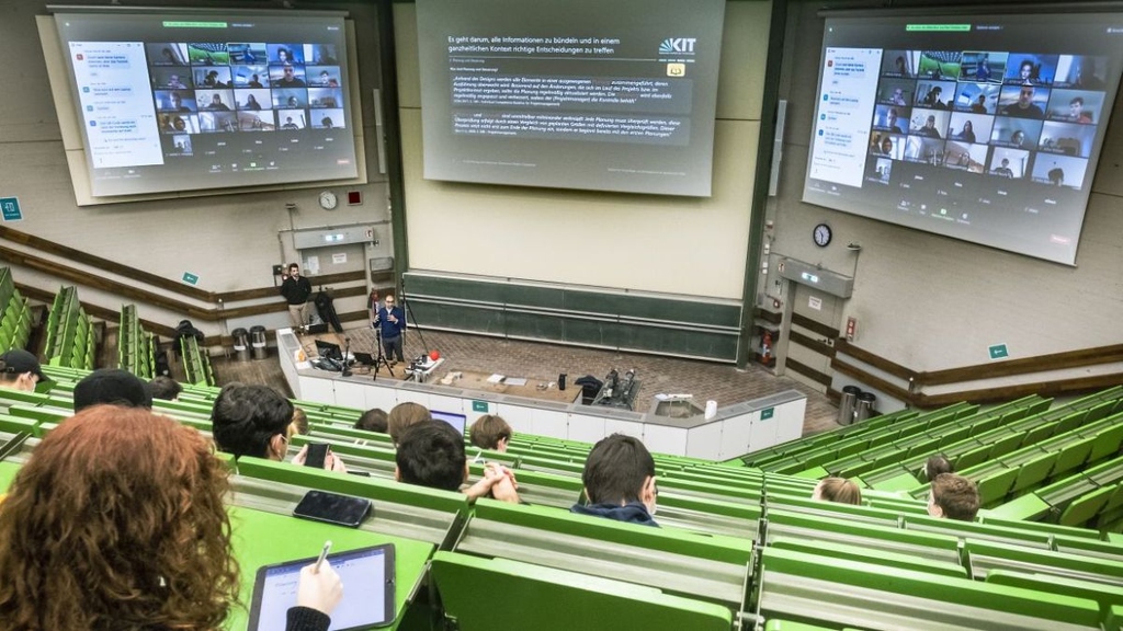 Markus Breig, KIT Der Hörsaal als Lernort, der Studierende vor Ort und virtuell Teilnehmende beteiligt. (Foto: Markus Breig, KIT) 