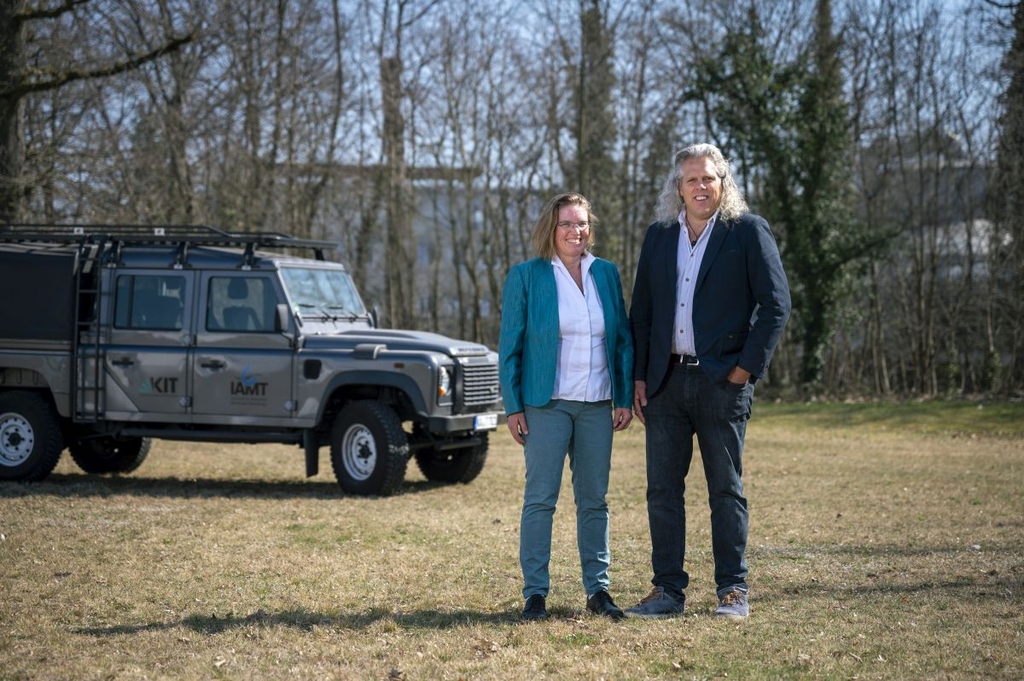 Für ihre Arbeit wurden Andrea Schäfer und Bryce Richards mit dem Undine Award ausgezeichnet. (Foto: Markus Breig, KIT) 