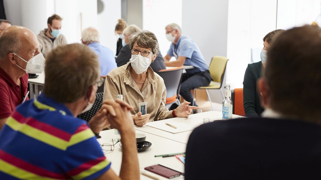 Bürgerdialoge: Gesellschaft im wissenschaftlichen Alltag verankern