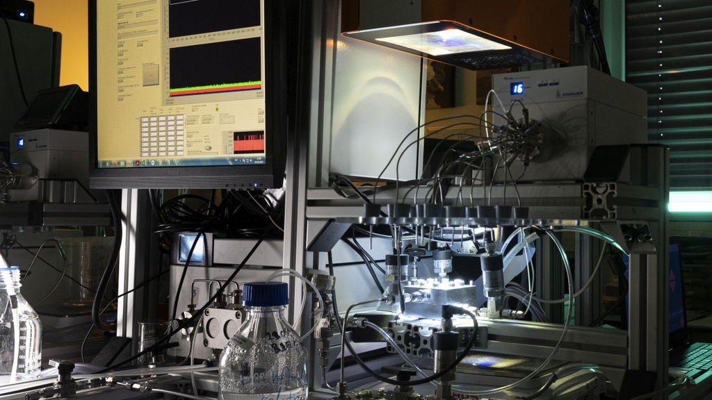 Photocatalytic membrane filtration system with a sun simulator. The membranes are coated with titanium dioxide. (Photo: Markus Breig, KIT) 