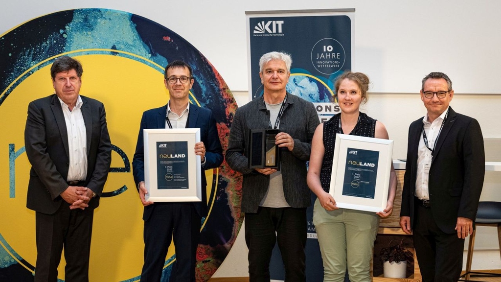 The winners of the transfer award at KIT’s NEULAND innovation contest (detailed caption at end of text; photo: Robert Fuge, KIT)