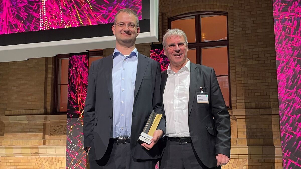 Der Präsident des KIT, Holger Hanselka (r.), und Humboldt-Professor André Platzer bei der Preisverleihung in Berlin. (Foto: privat)