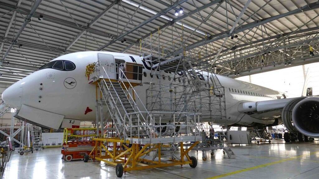 Der umgebaute A350-900 im Hangar