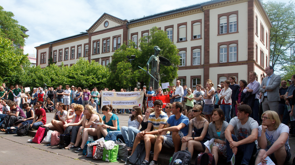 Informationsveranstaltung "Weiter sparen, heißt schließen – Universitäten in Not" am 21. Mai