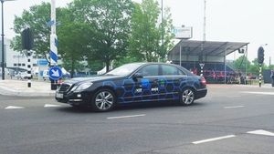 Das Team „AnnieWay“ meisterte die fahrerischen Disziplinen, wie das Überfahren einer Kreuzung in Abstimmung mit anderen Fahrzeugen, problemlos (Foto: FZI / KIT)