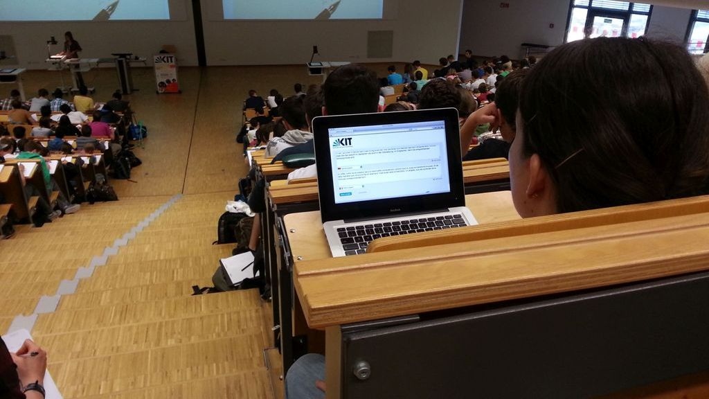 Subtitles on the laptop: Foreign students can follow German lectures more easily with the simultaneous translation system (Photo: KIT/ M. Breig)
