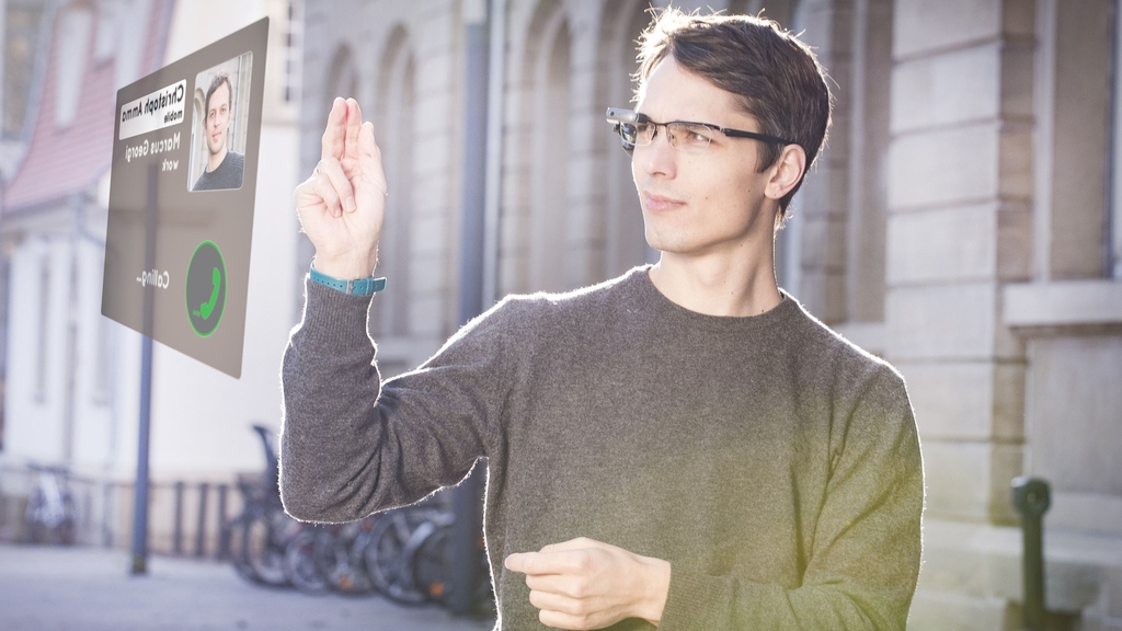 Mann nutzt die Kinemic-Software (Bild: KIT)