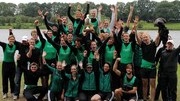 Gruppenfoto der Karlsruher Mannschaft mit dem Pokal für den Gesamtsieg