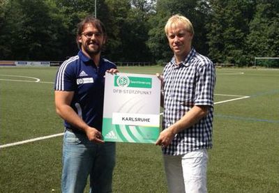 Damir Dugandzic, DFB-Stützpunktkoordinator in Baden, und Dr. Dietmar Blicker, KIT