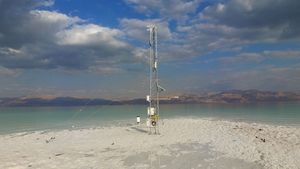 Die mit 429 Metern unter dem Meeresspiegel tiefstgelegene meteorologische Station auf der Erde misst kontinuierlich die Verdunstung des Wassers des Toten Meeres (Foto: U. Corsmeier, KIT)