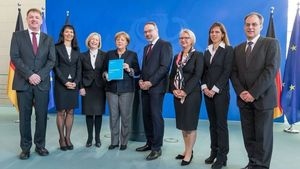 Übergabe des EFI-Gutachtens an Bundeskanzlerin Angela Merkel (Foto: Svea Pietschmann / EFI)
