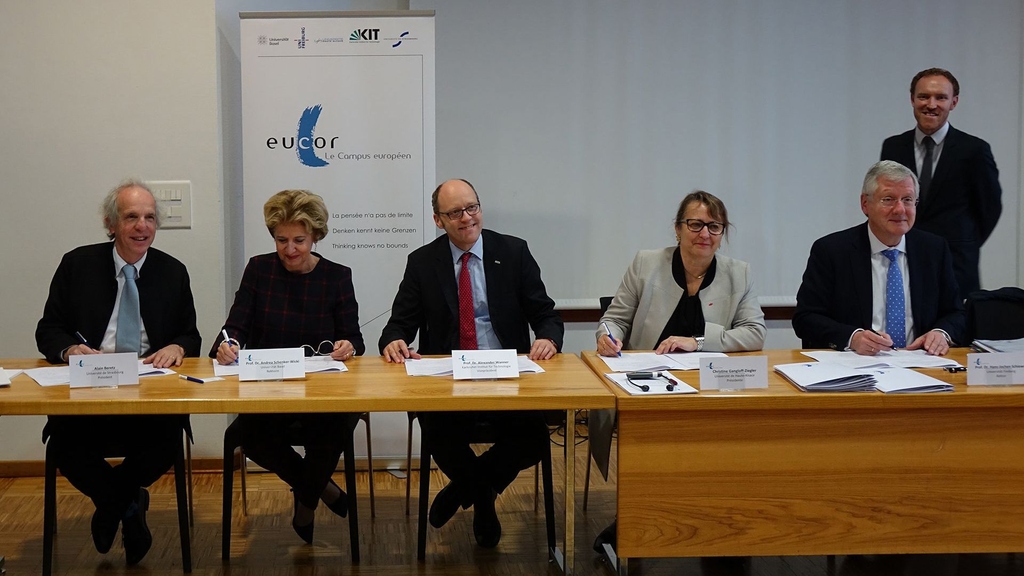 Signing of the founding documents (Copyright: Eucor - The European Campus)