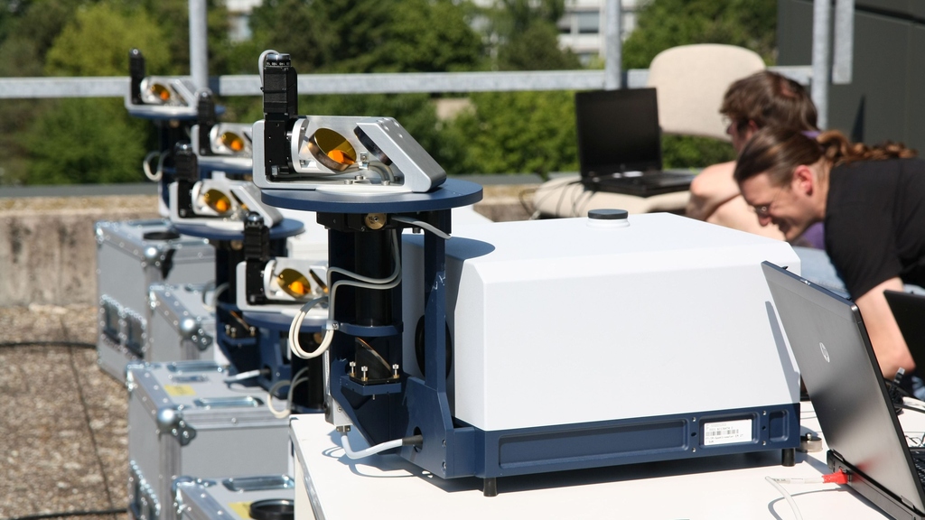 Vorbereitende Vergleichsmessungen mit mehreren Fourierspektrometern auf der Dachterrasse des KIT-Instituts für Meteorologie und Klimaforschung (Foto: Dr. Frank Hase)
