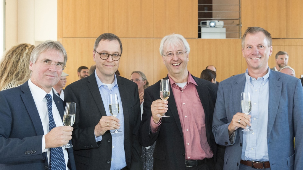 (v.l.n.r.) Präsident Holger Hanselka, Professor Martin Wegener, Professor Helmut Ehrenberg, Vizepräsident Oliver Kraft