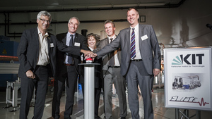 (v.l.:) Dr. Hans-Heinrich Braun, PSI, Helmut Dosch, Vorsitzender des DESY-Direktoriums, Professorin Anke Susanne Müller, Leiterin IBPT, Professor Holger Hanselka, Präsident KIT, sowie Professor Oliver Kraft, Vizepräsident KIT (Foto: Markus Breig, KIT)