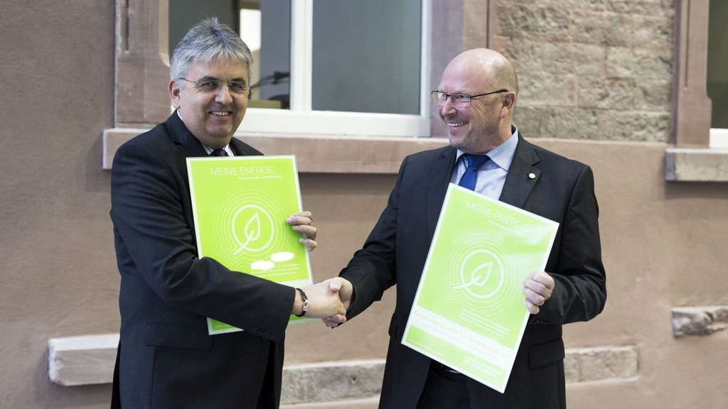 Übergabe der CO2-Einsparzertifikate der Stadtwerke Karlsruhe an das KIT: KIT-Vizepräsident Dr. Ulrich Breuer (links) und Roland Schwarz, Vertriebsleiter Stadtwerke (rechts) (Foto: Lydia Albrecht, KIT)