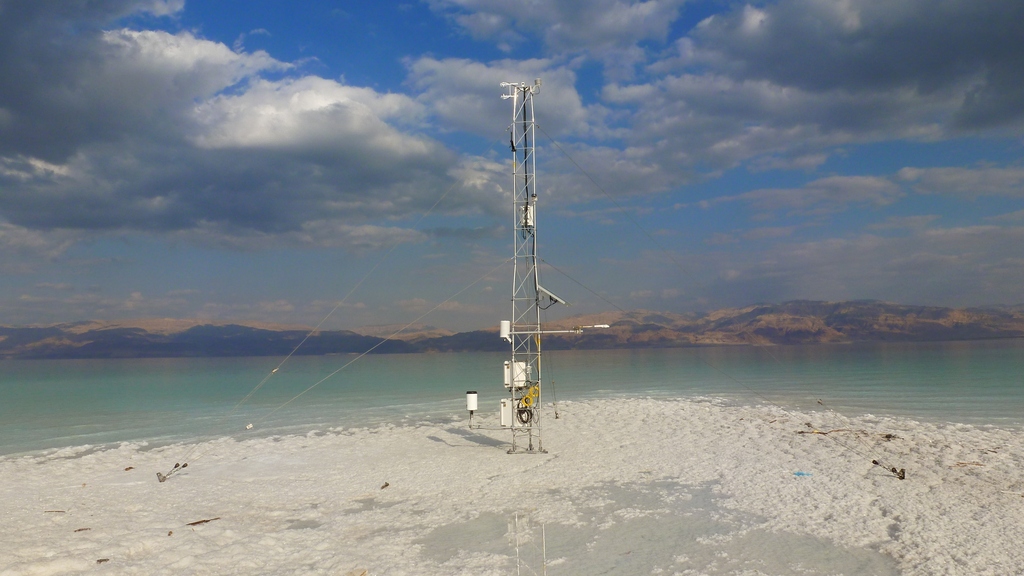 Die tiefstgelegene meteorologische Messstation der Erde: Direkt am Toten Meer steht ein sechs Meter hoher Messmast. Die Instrumente messen Strahlung, Verdunstung und Wärme (Foto: Dr. Ulrich Corsmeier)