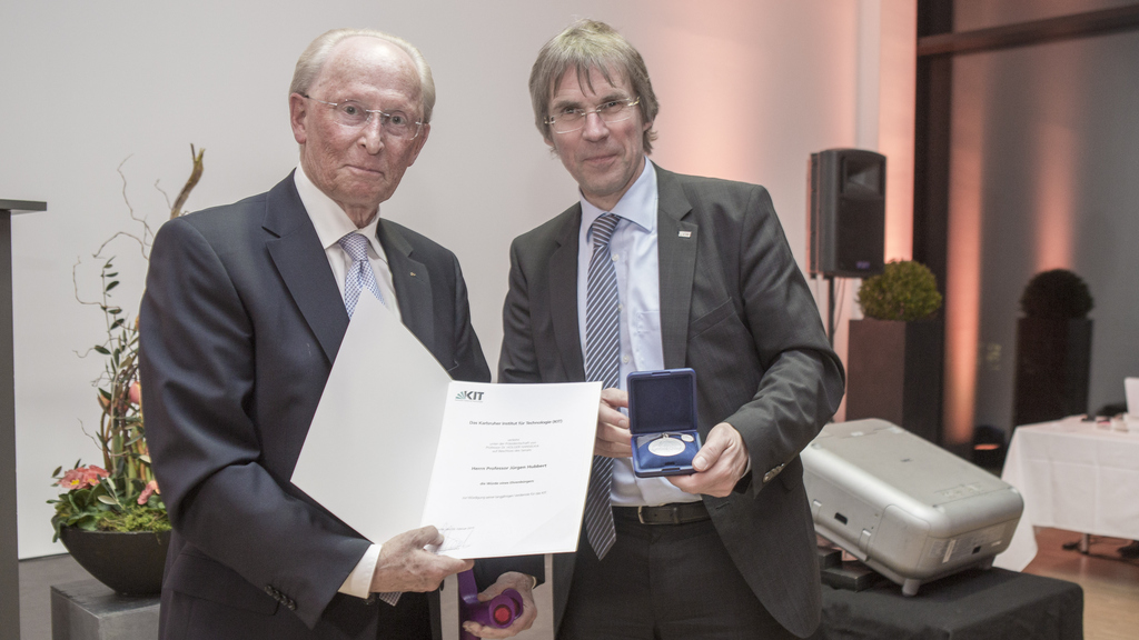 JÃ¼rgen Hubbert neuer EhrenbÃ¼rger des KIT