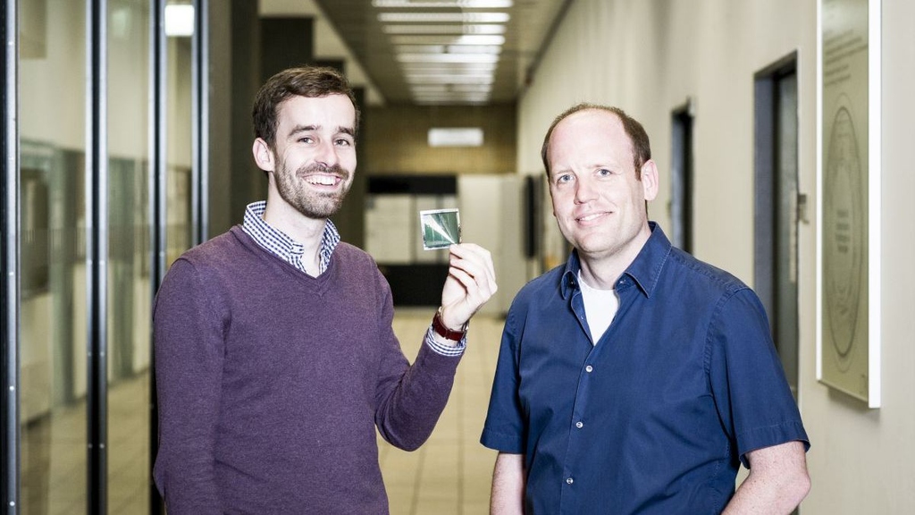 Das neue Herstellungsverfahren für organische Solarzellen haben Stefan Gärtner (links) und Alexander Colsmann vom KIT mit einem Industriepartner entwickelt (Foto: Markus Breig, KIT)
