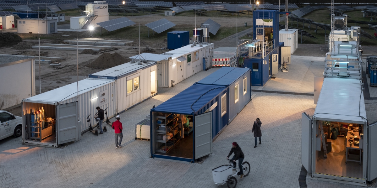 The containers on the site of the Energy Lab at KIT's Campus North, among other things, house a pilot plant for the production of green hydrogen.