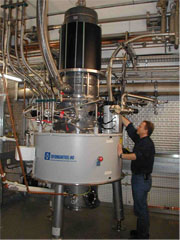 Am KIT werden Großkomponenten von Fusionsanlangen entwickelt. Im Bild ist die Installation eines Gyrotrons am W7-X-Stellarator zu sehen, das in Karlsruhe entwickelt getestet wurde.