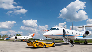 Die Messflugzeuge HALO und Falcon auf dem Rollfeld (Foto: DLR)